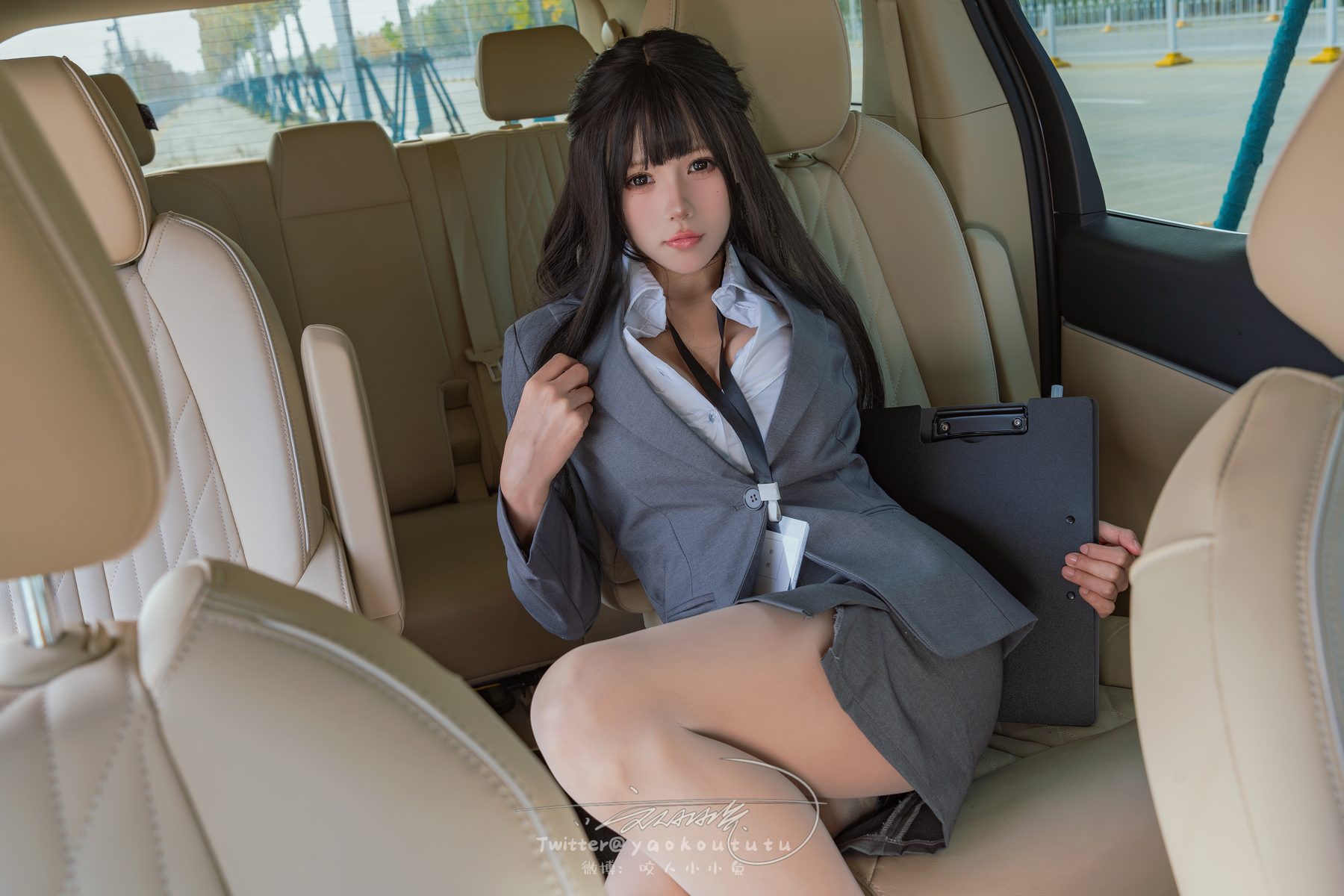 黏黏团子兔 cosplay 写真_咬一口兔娘业务部潜规则合集 | 黏黏团子兔 全套图包视频 [74P+1V-852M]