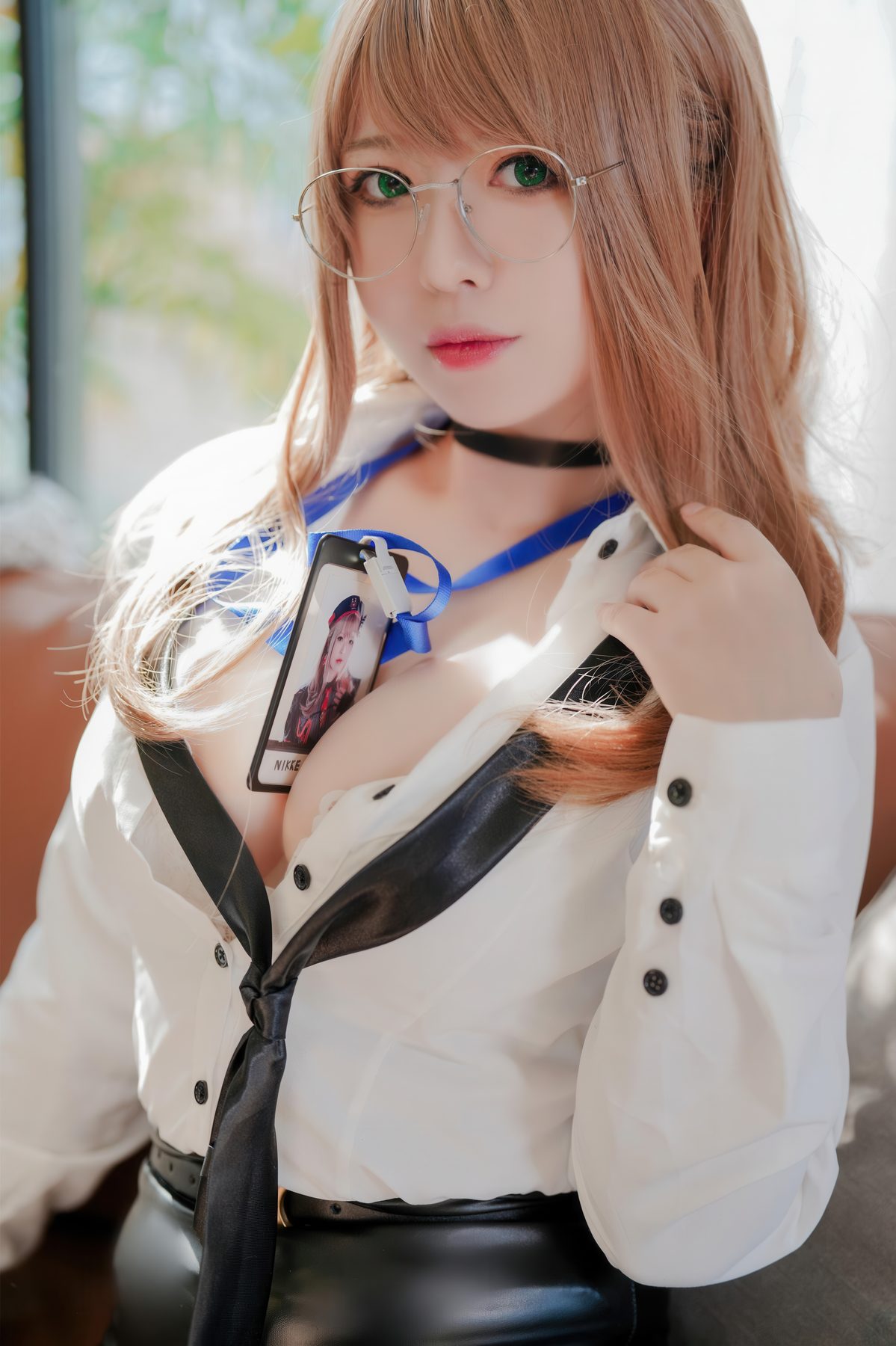 半半子 Nikke胜利女神 艾玛秘书 COS写真