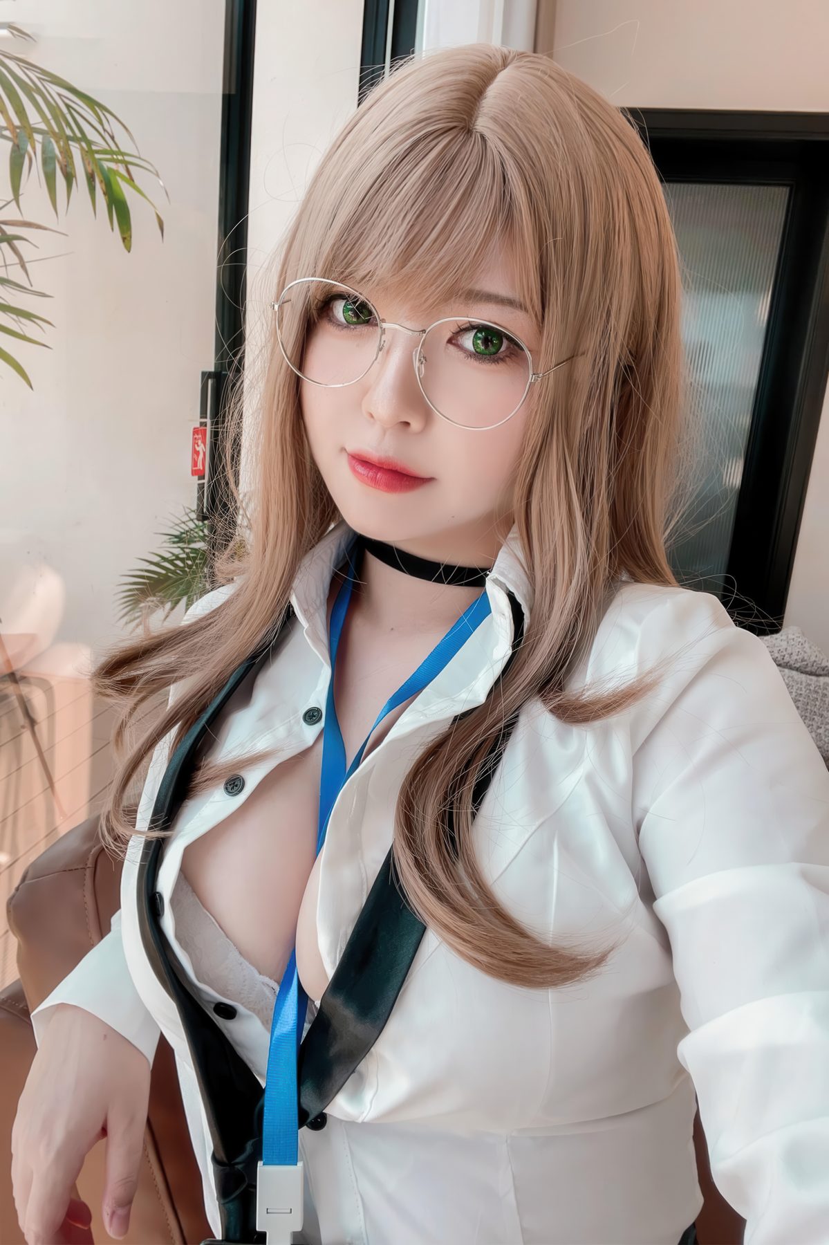 半半子 Nikke胜利女神 艾玛秘书 COS写真