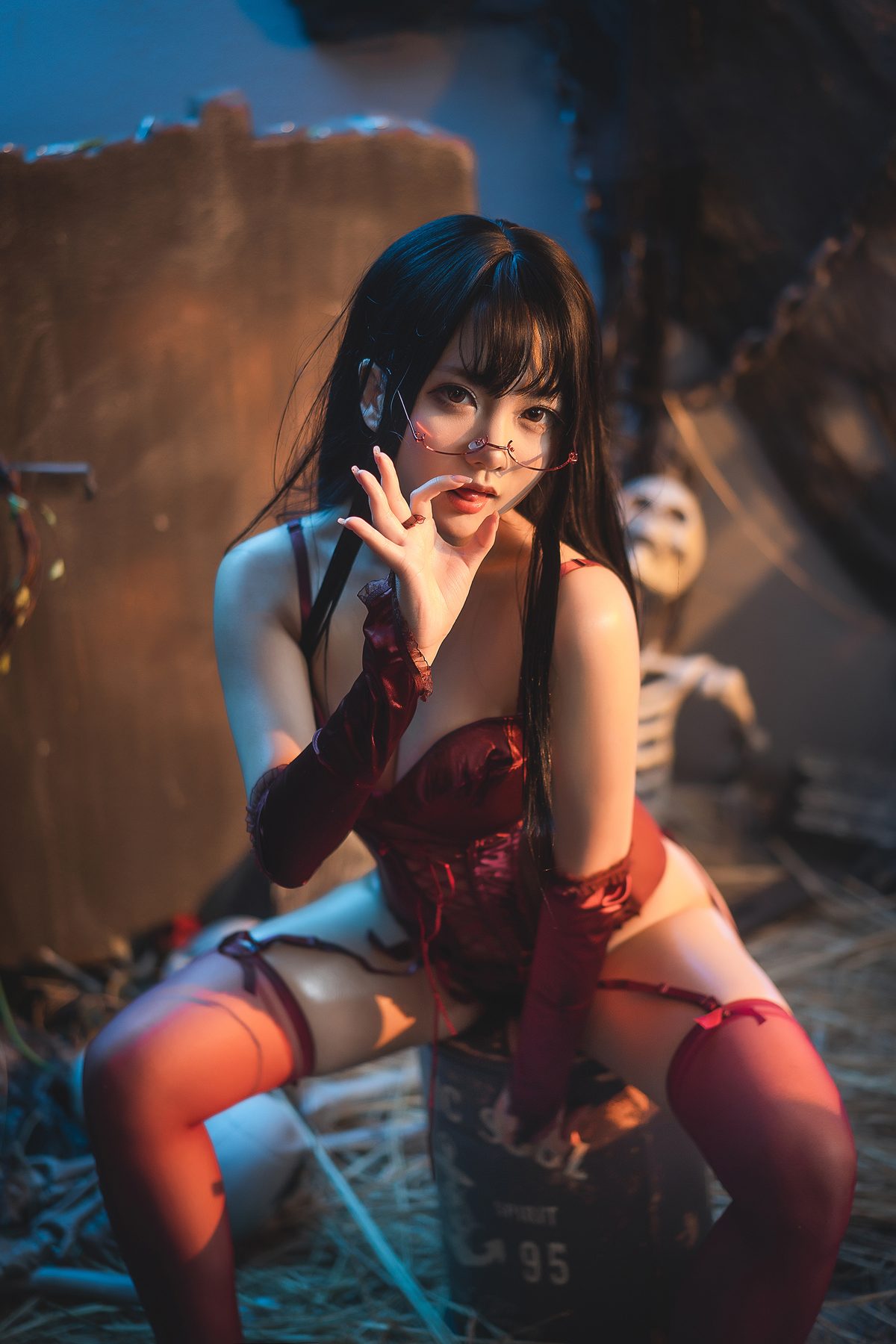 是一只熊仔吗 红色corset COS写真