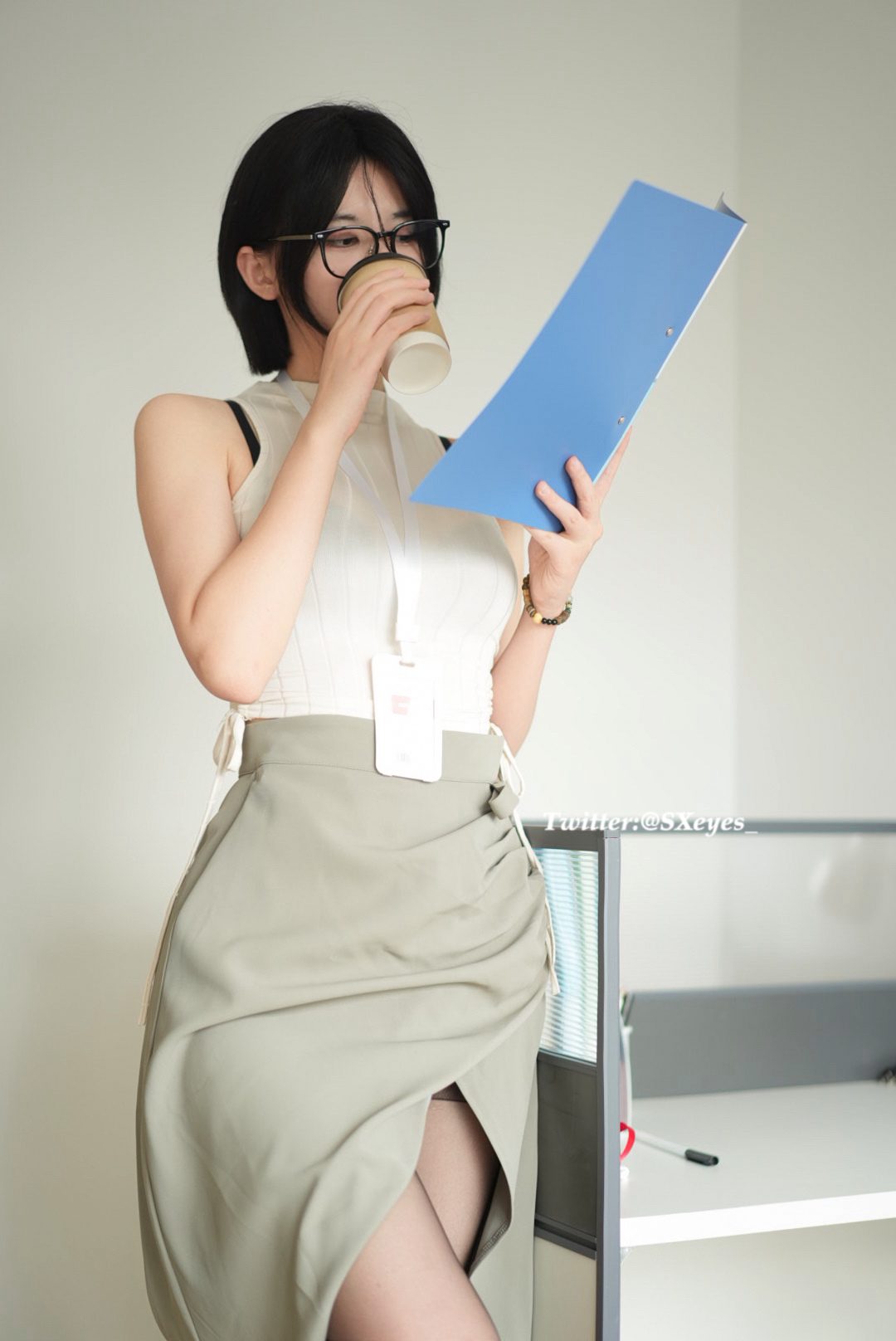 眼酱大魔王w cosplay写真_23年12月Fantia会员订阅合集 | 眼酱大魔王w COS写真全套图包 [28P1V-99MB]