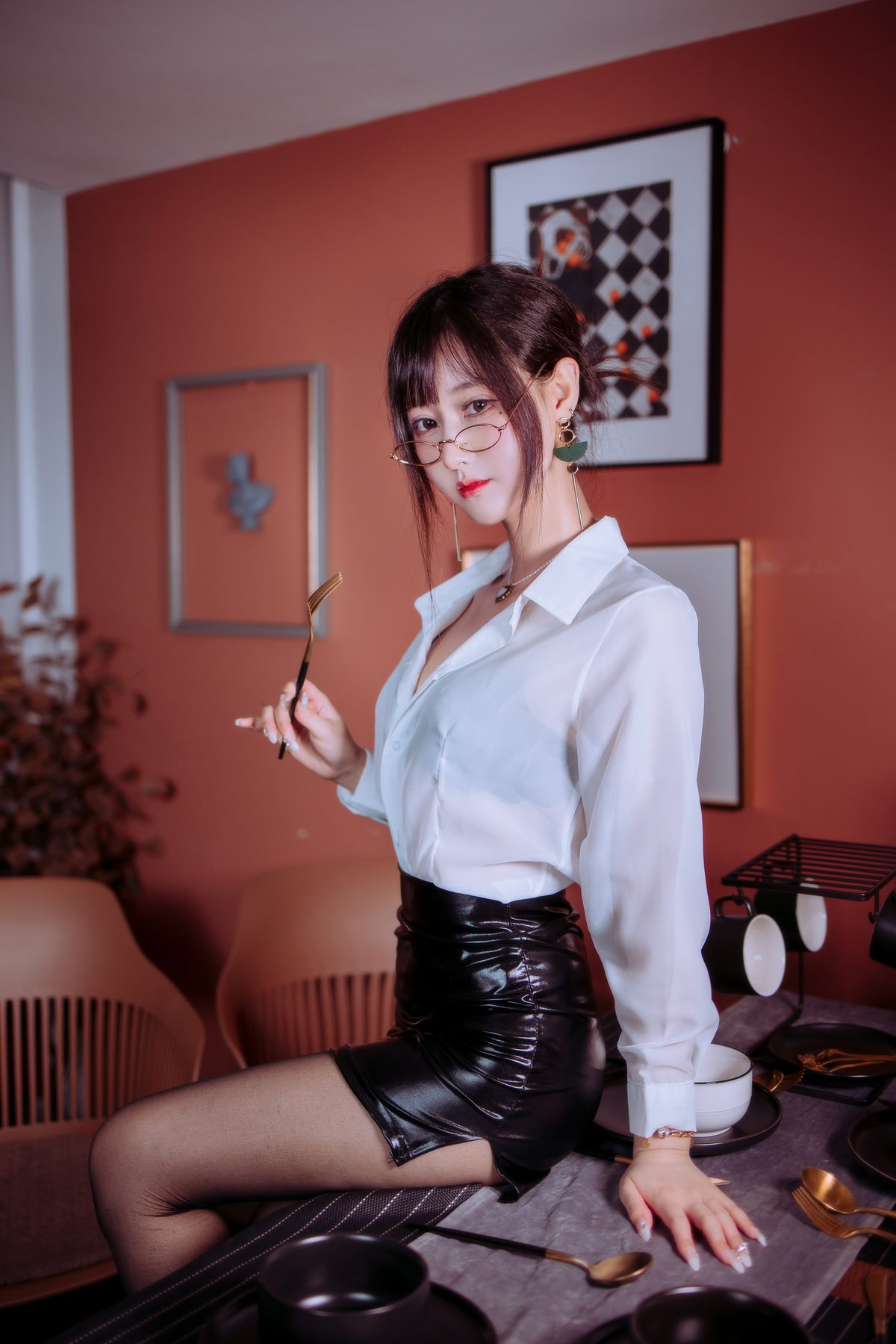 羽生三未 半透ol COS写真