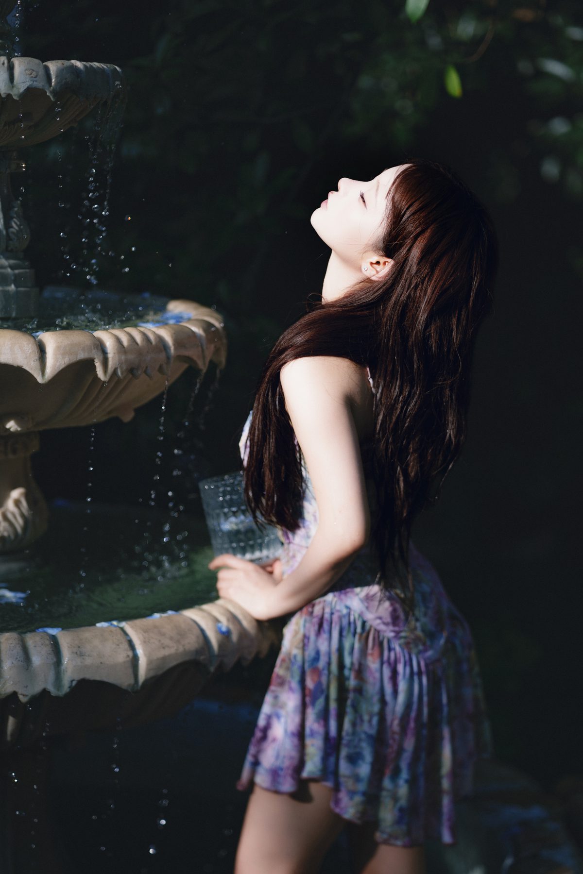 蠢沫沫 水池碎花裙 COS写真