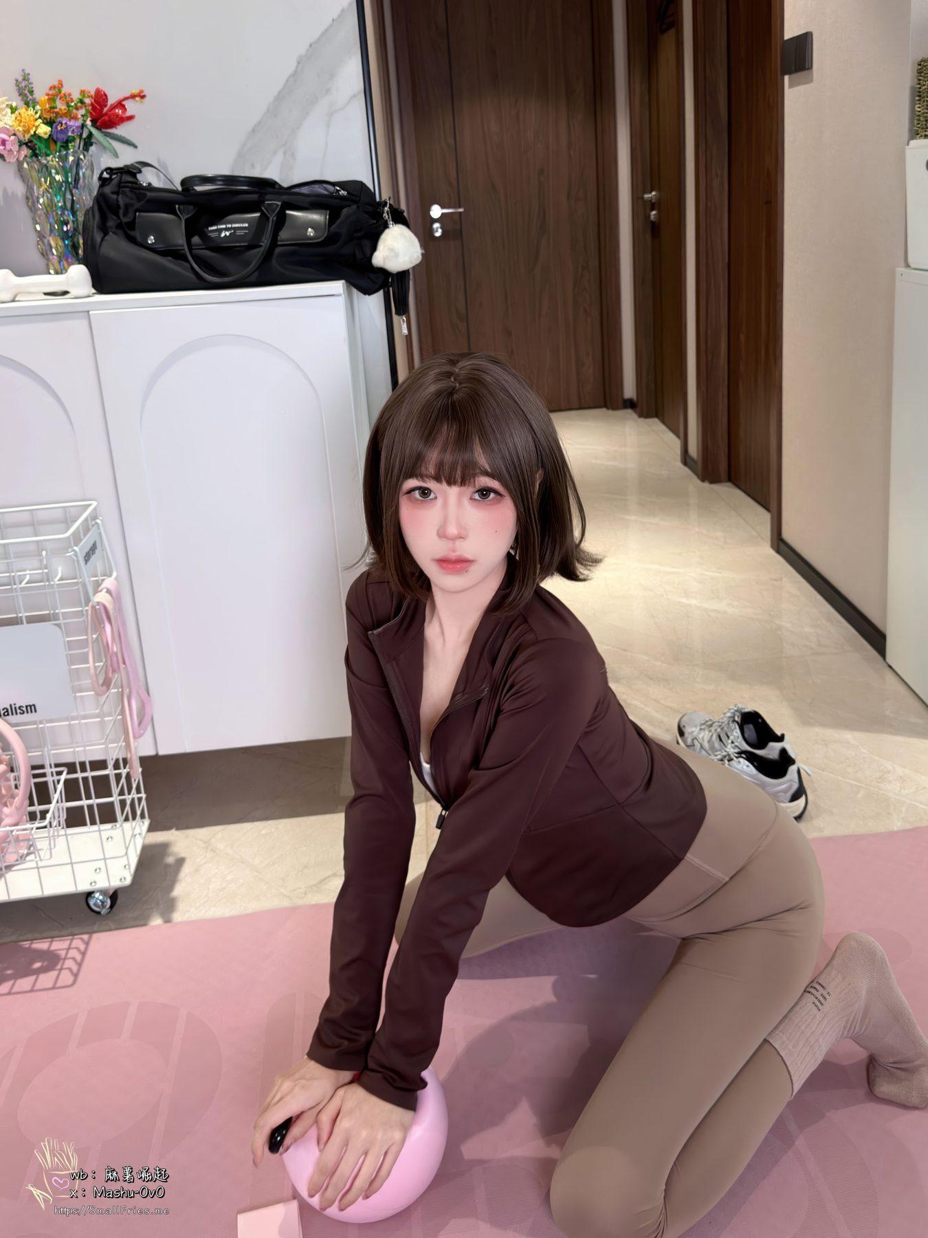 麻薯好吃 瑜伽垫上的越界 COS写真