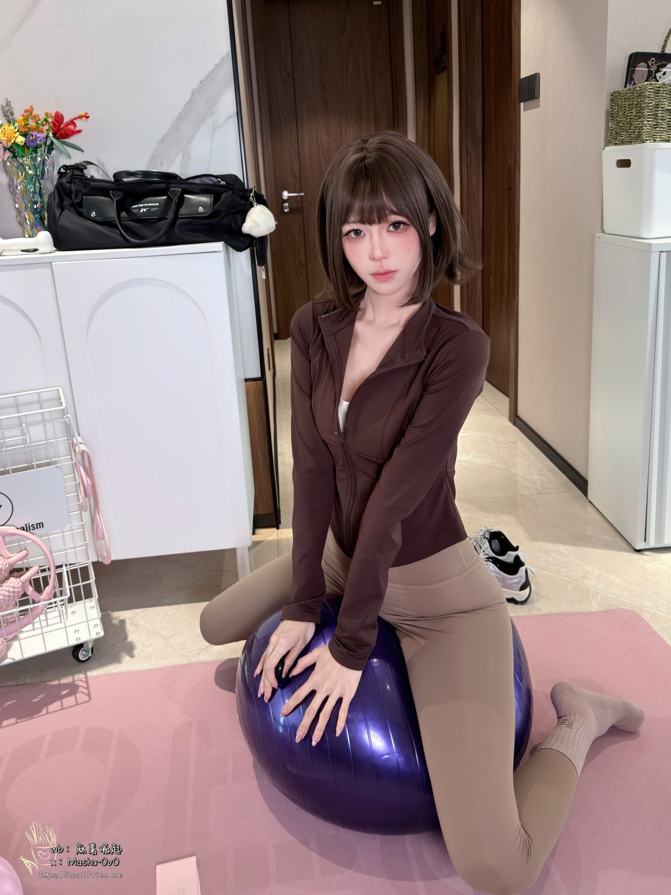 麻薯好吃 瑜伽垫上的越界 COS写真