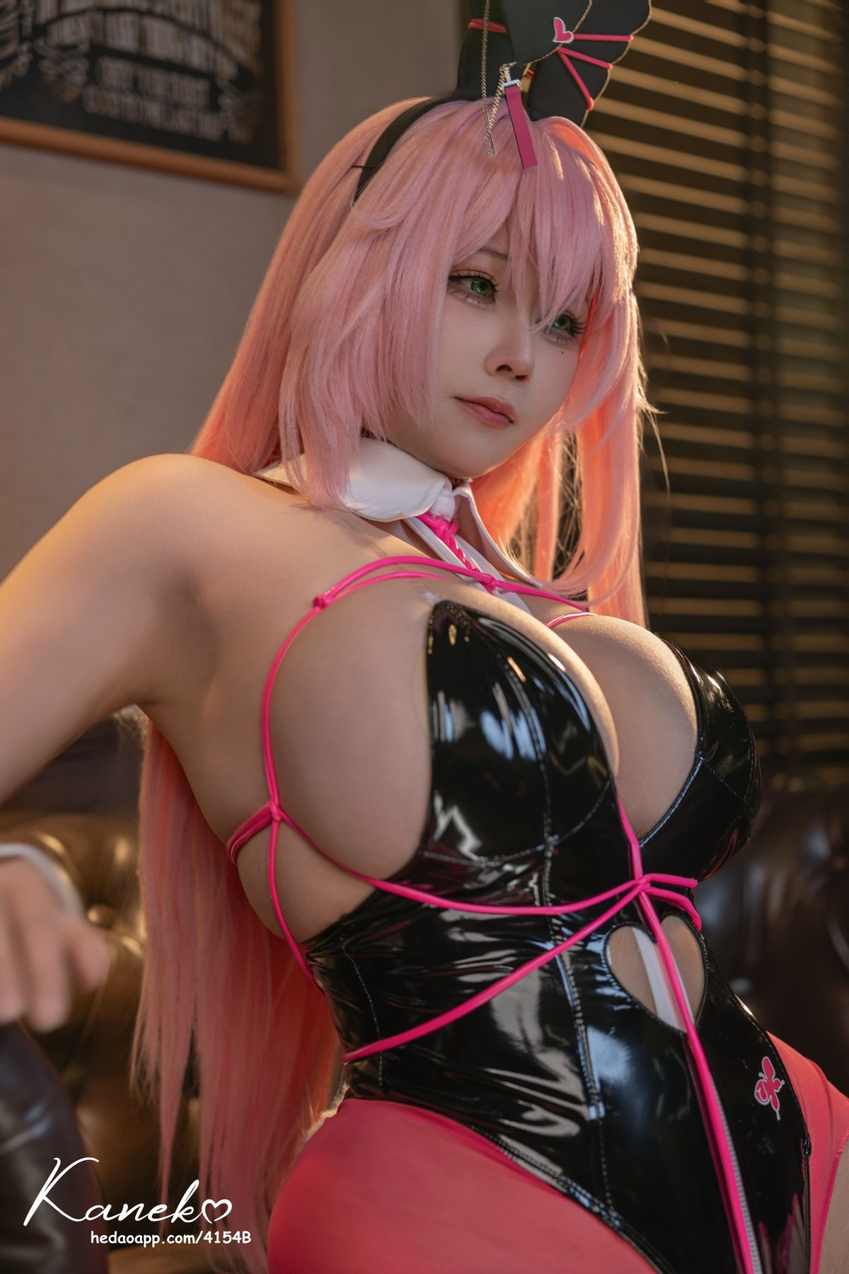 KANEKO 咔喵 Nikke 薇尔维特兔女郎 COS写真