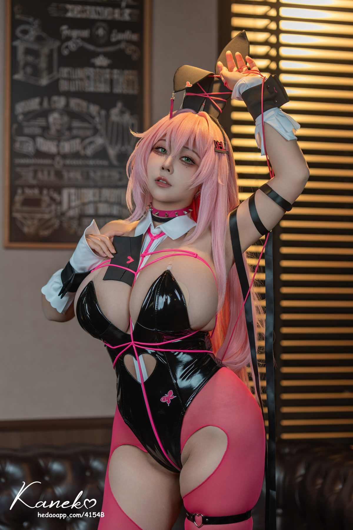 KANEKO 咔喵 Nikke 薇尔维特兔女郎 COS写真
